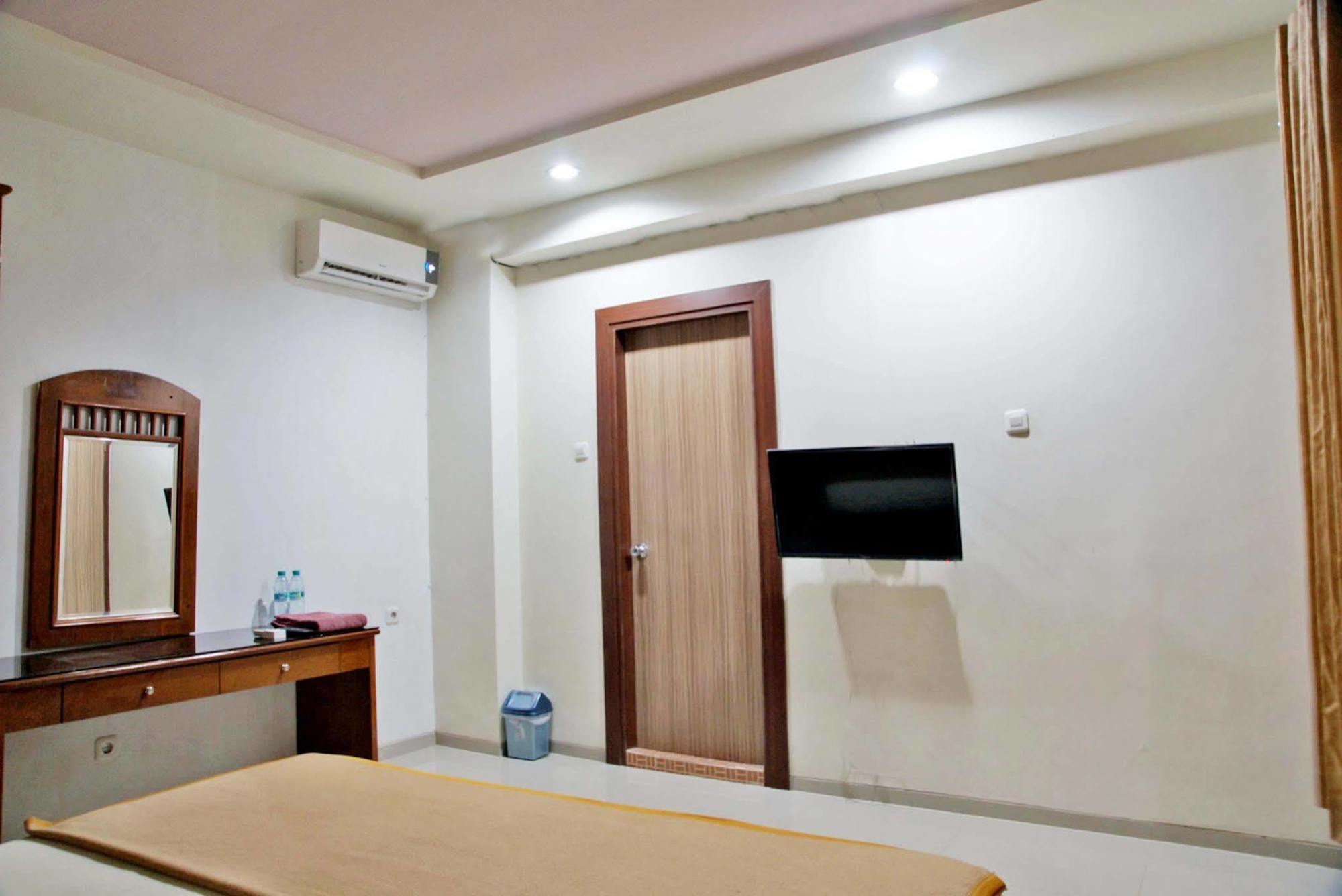 Hotel Reddoorz @ Panglima Sudirman Surabaya Exterior foto